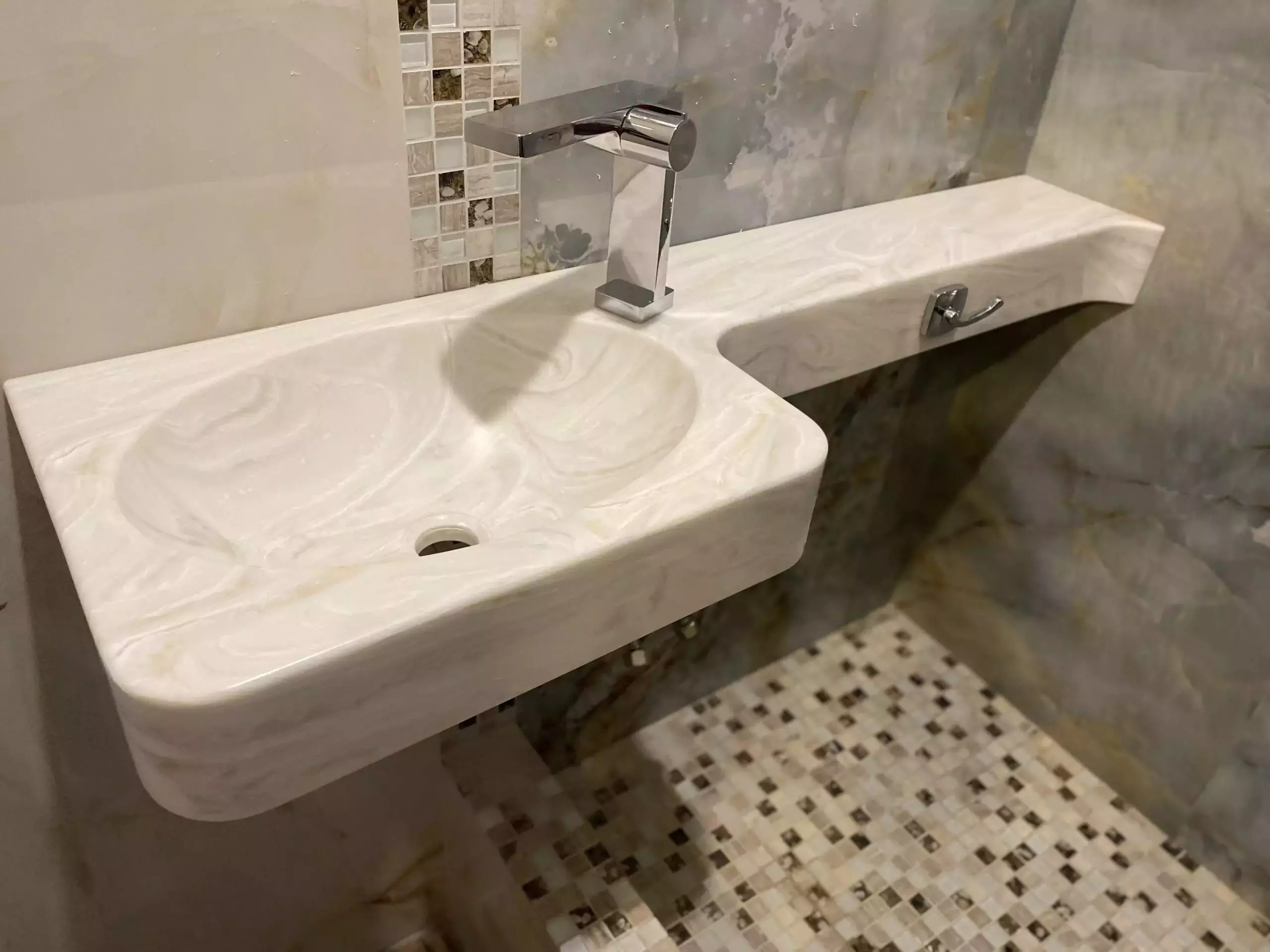 Раковина из искусственного камня в ванную комнату